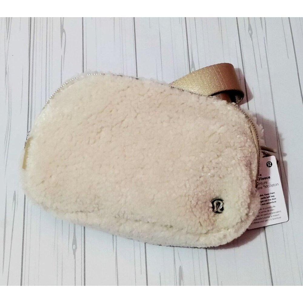 Lululemon Everywhere Belt Bag Fleece Natural Ivory Trench Silver Hardware